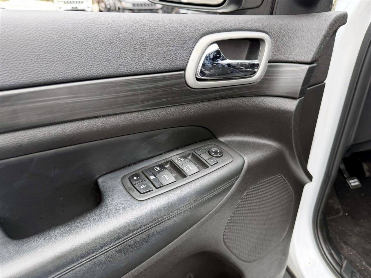 Used 2019 Jeep Grand Cherokee Laredo image 13