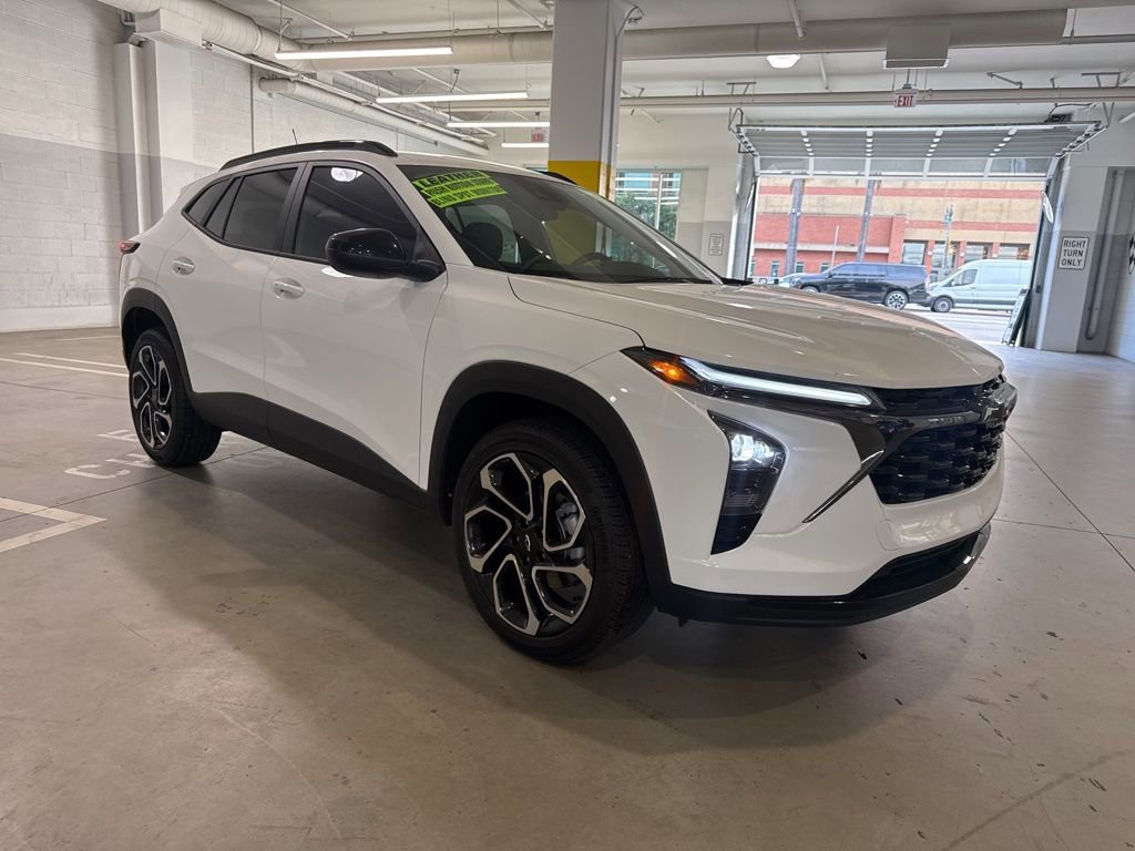 Used 2025 Chevrolet Trax RS w/ Driver Confidence Package image 4