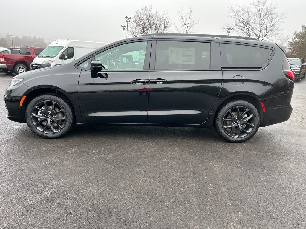 New 2026 Chrysler Pacifica Select AWD/4WD image 2