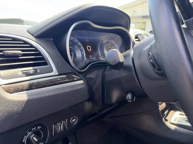 Used 2018 Chrysler 300 Limited AWD/4WD image 25