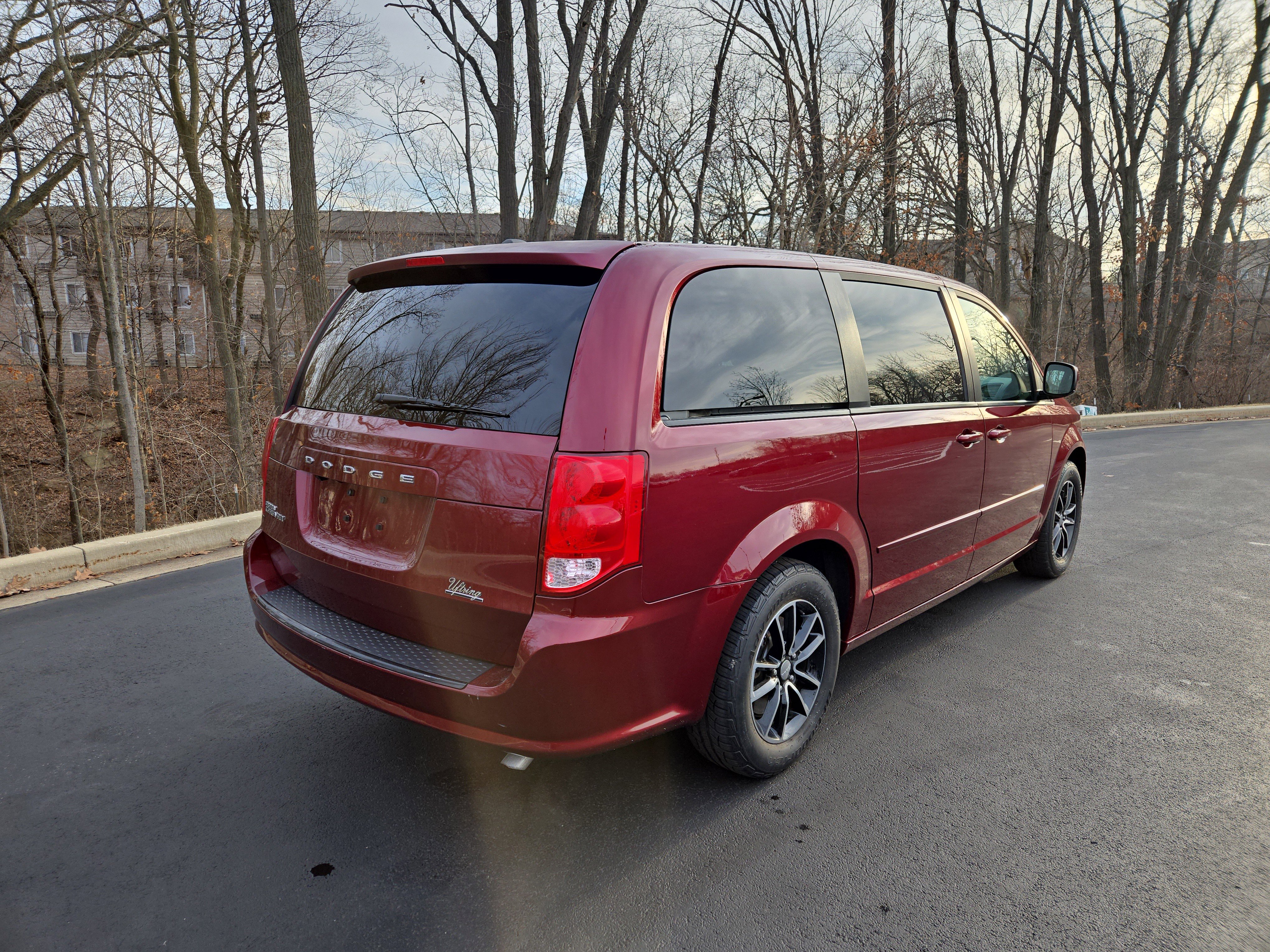 Used 2017 Dodge Grand Caravan SE image 3