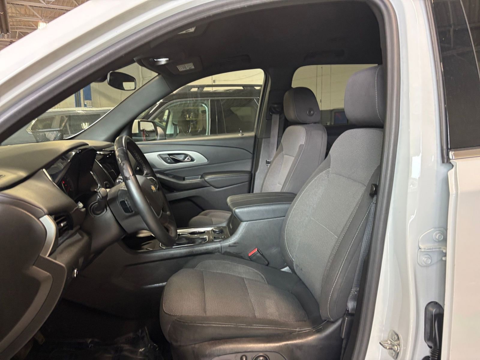 Used 2023 Chevrolet Traverse LT AWD/4WD image 39