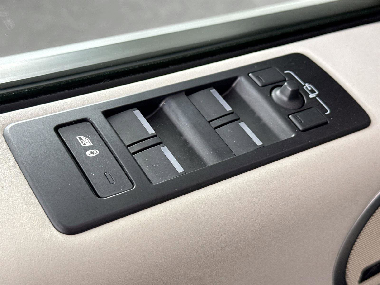 Used 2024 Land Rover Discovery S image 29