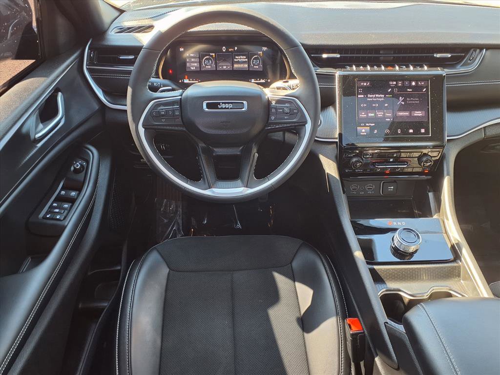 Used 2025 Jeep Grand Cherokee L Altitude image 3