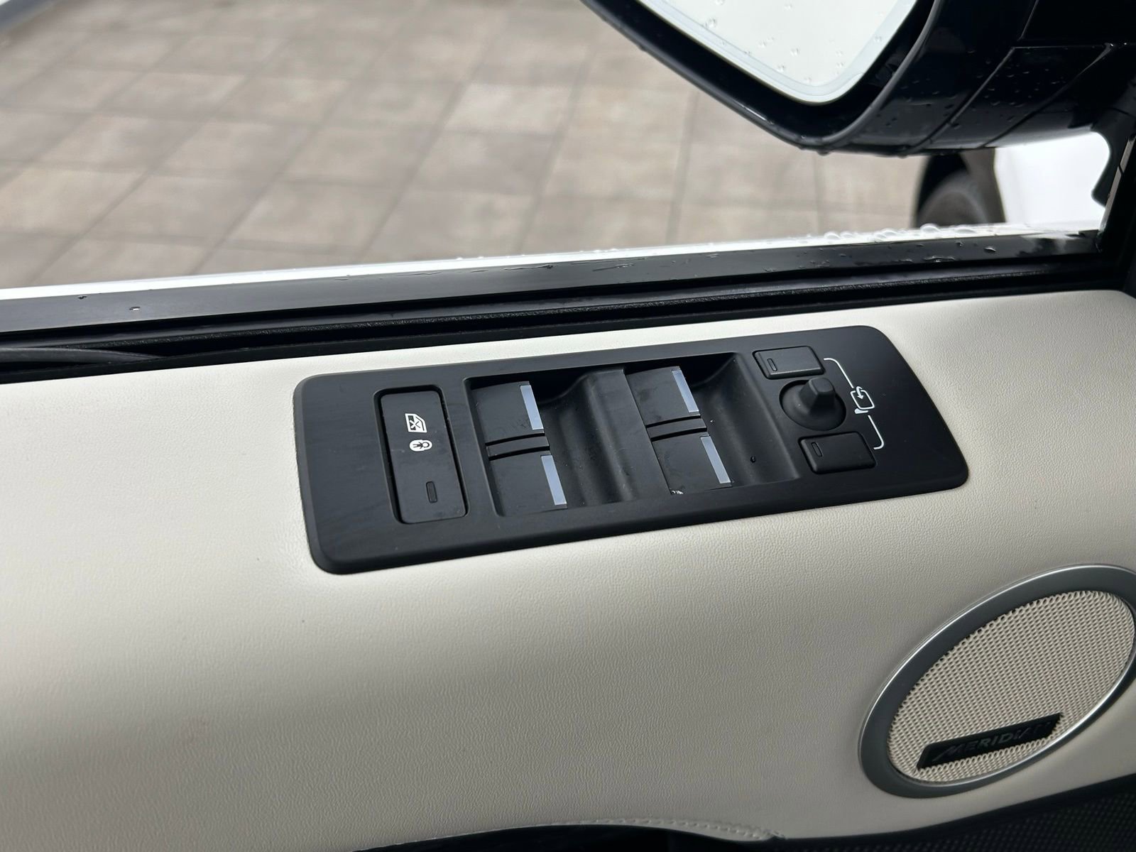 Used 2023 Land Rover Discovery HSE R-Dynamic image 24