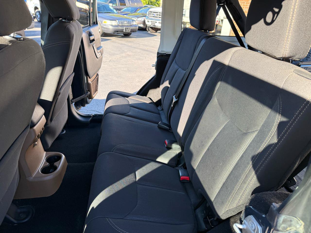 Used 2018 Jeep Wrangler Unlimited Rubicon w/ Connectivity Group AWD/4WD image 36