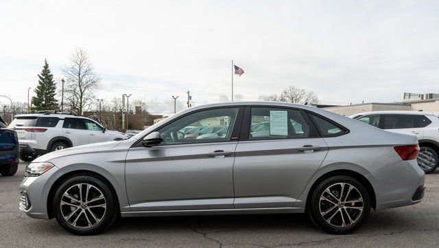 Used 2024 Volkswagen Jetta Sport image 9