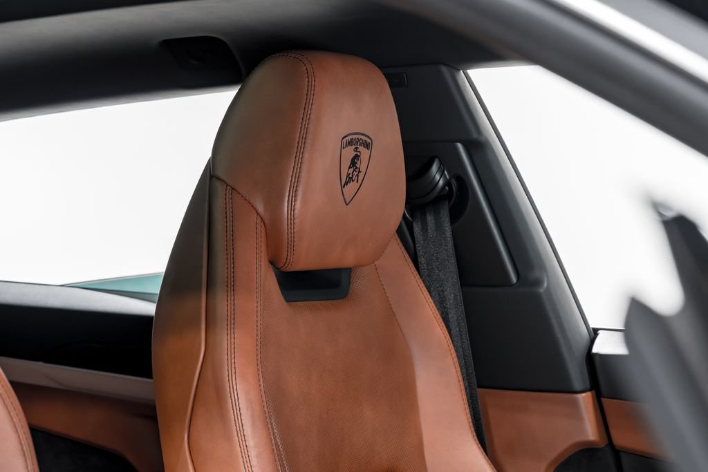 Used 2022 Lamborghini Urus AWD/4WD image 38
