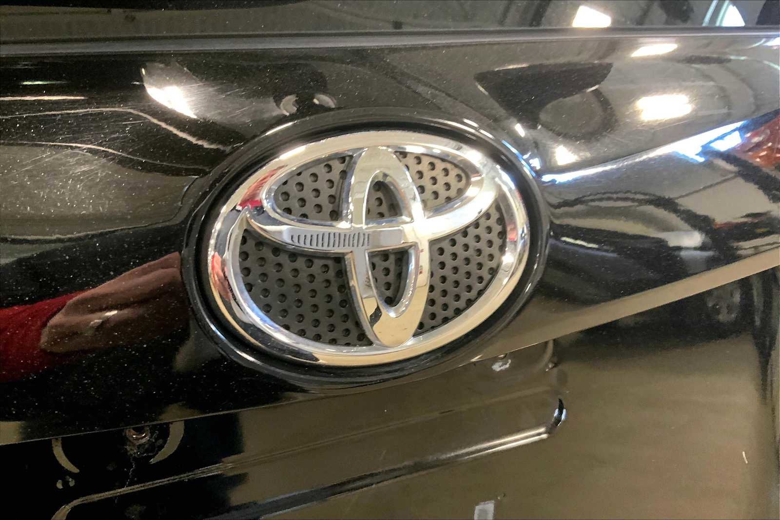 Used 2017 Toyota RAV4 LE w/ Carpet Mat Package image 32