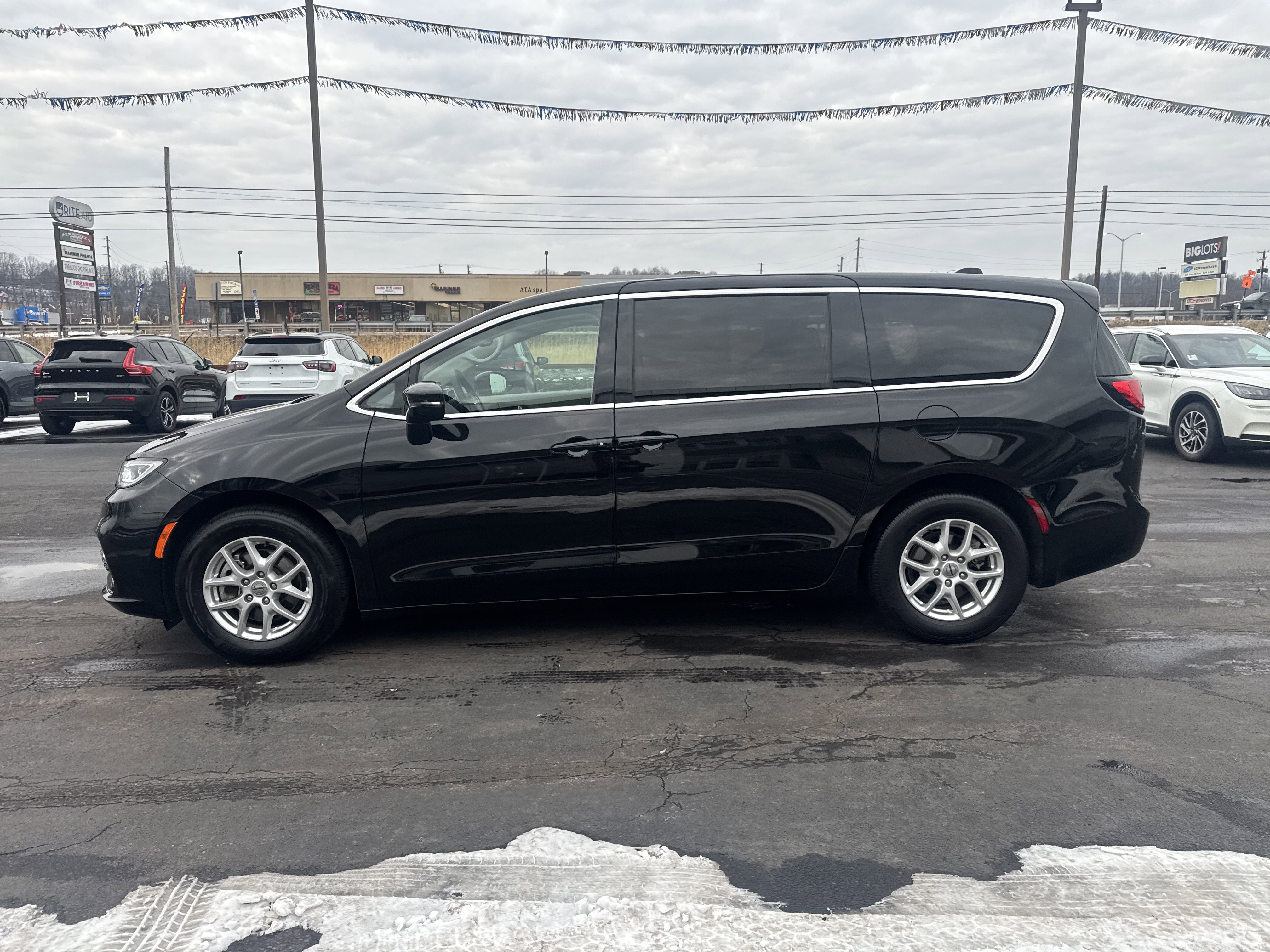 Used 2024 Chrysler Pacifica Touring-L image 7
