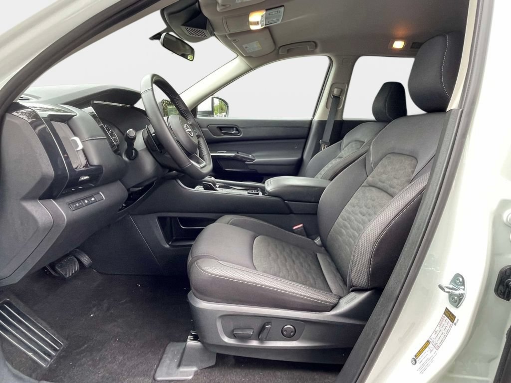 Used 2025 Nissan Pathfinder SV AWD/4WD image 16