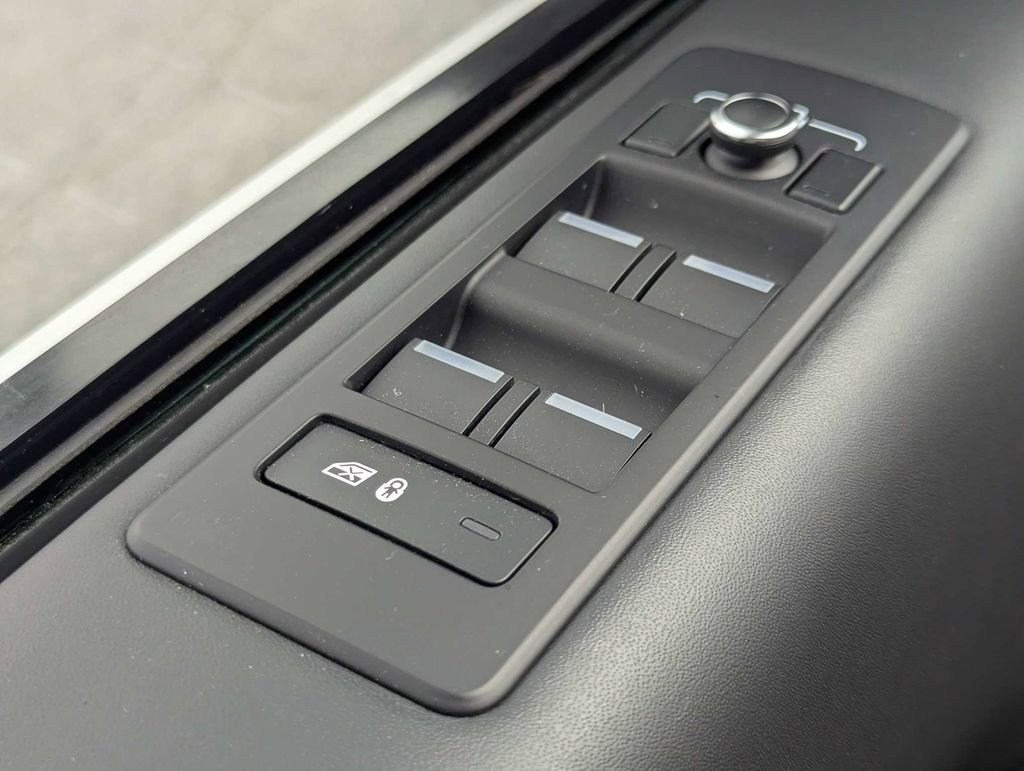 Used 2018 Land Rover Discovery HSE AWD/4WD image 24