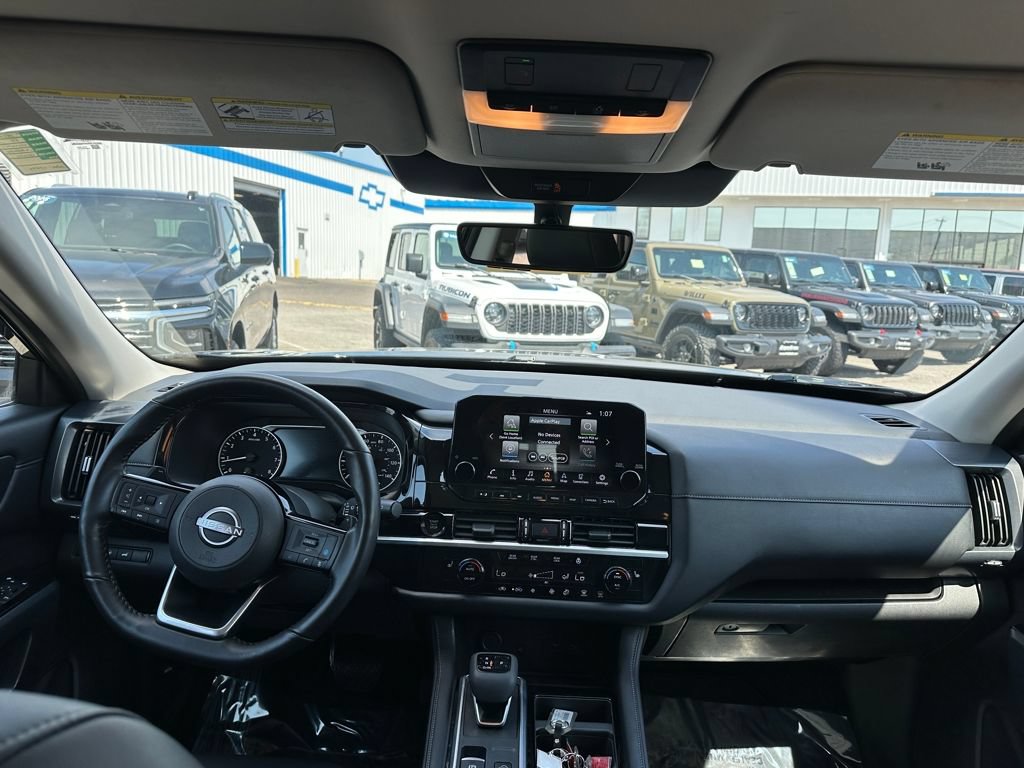 Used 2025 Nissan Pathfinder SL AWD/4WD image 12
