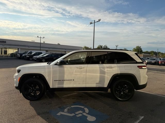 Used 2023 Jeep Grand Cherokee Altitude AWD/4WD image 41
