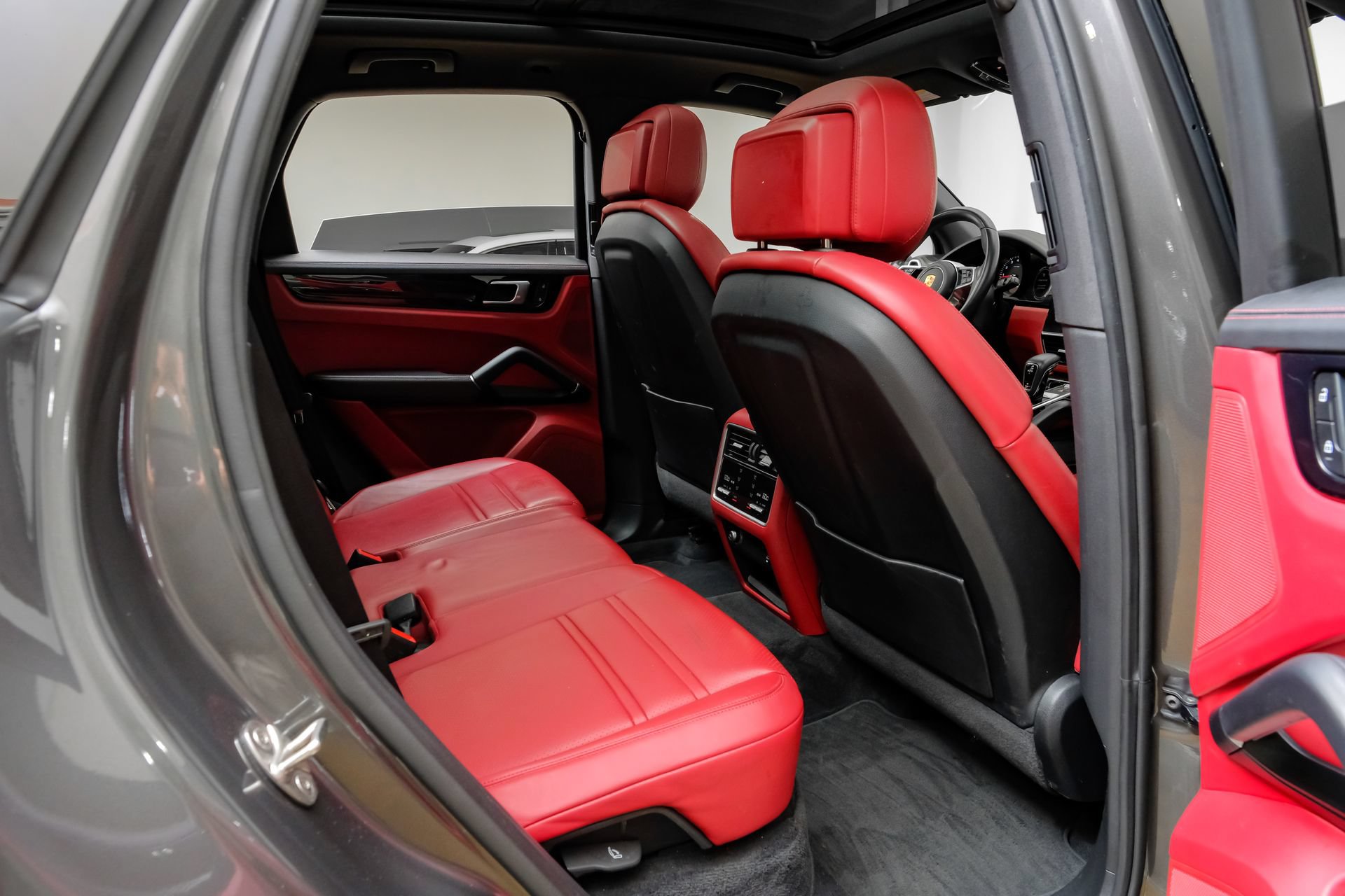 Used 2023 Porsche Cayenne Platinum Edition AWD/4WD image 38