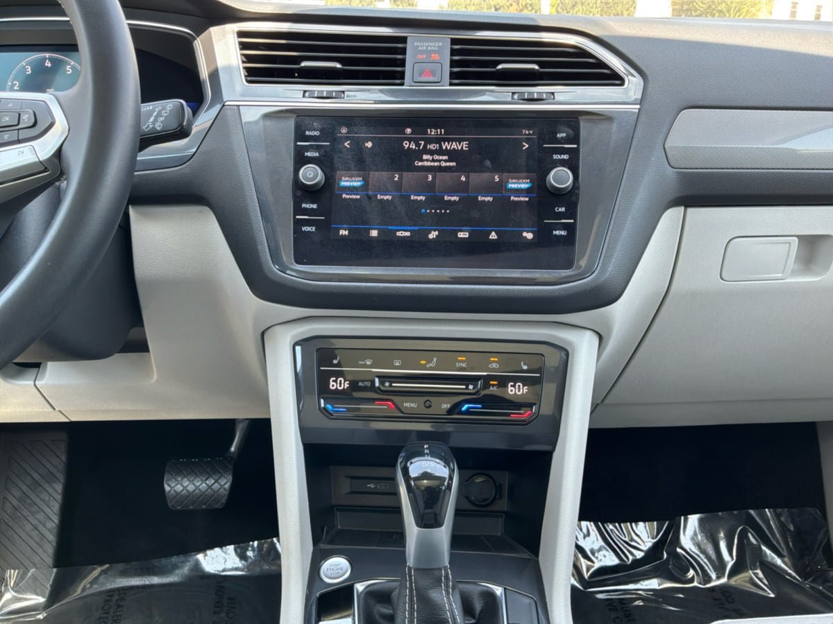 Used 2023 Volkswagen Tiguan SE w/ Panoramic Sunroof Package FWD image 15