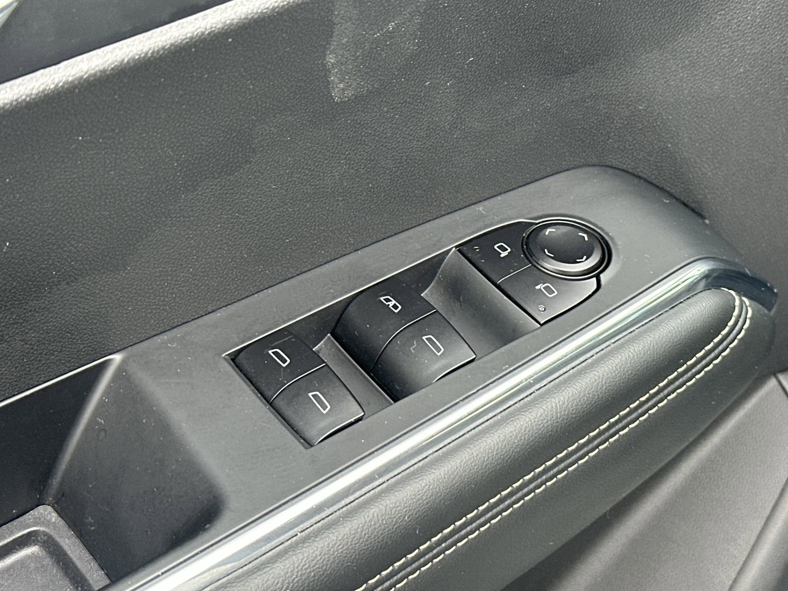 Used 2025 GMC Acadia Elevation AWD/4WD image 15
