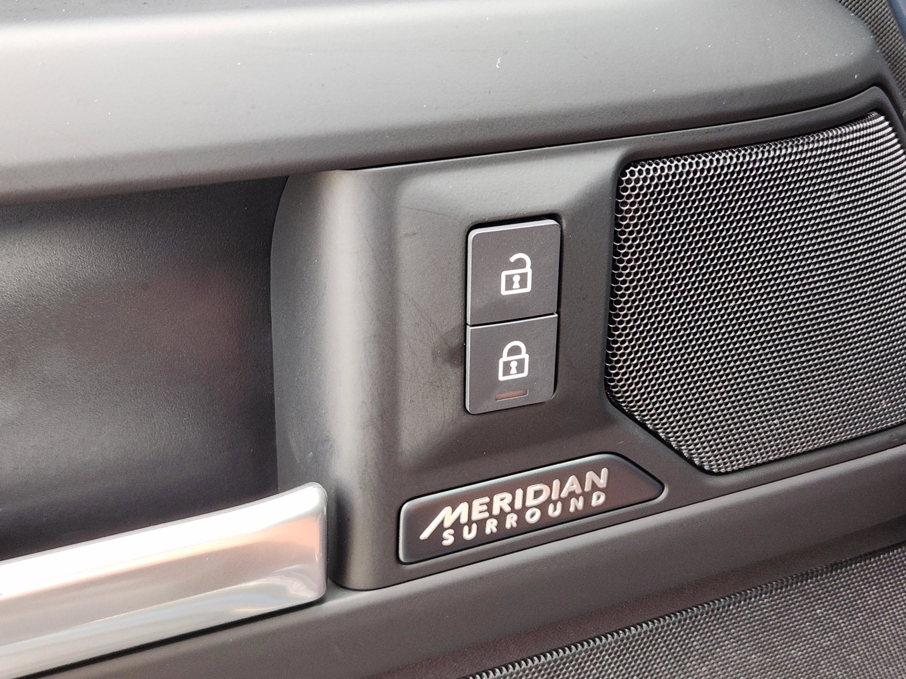 Certified 2025 Land Rover Defender 110 X-Dynamic SE image 19