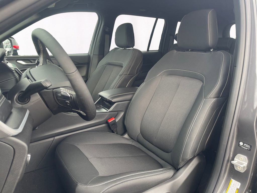 New 2026 Jeep Grand Cherokee Laredo image 9