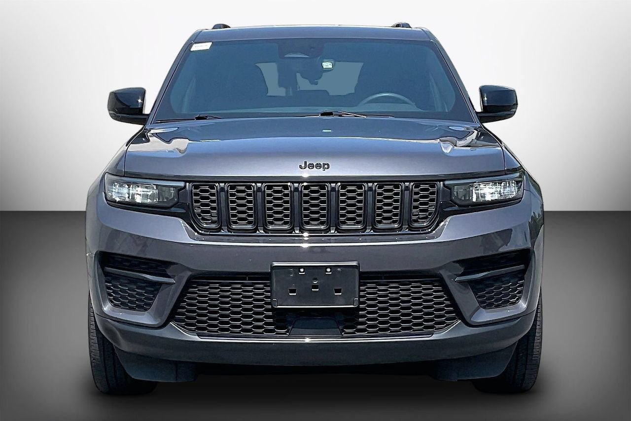Used 2023 Jeep Grand Cherokee Altitude AWD/4WD image 3