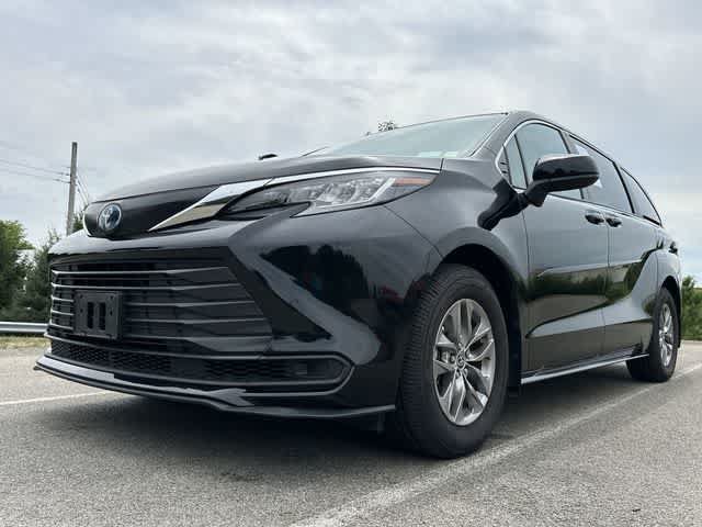 Used 2023 Toyota Sienna LE AWD/4WD image 18