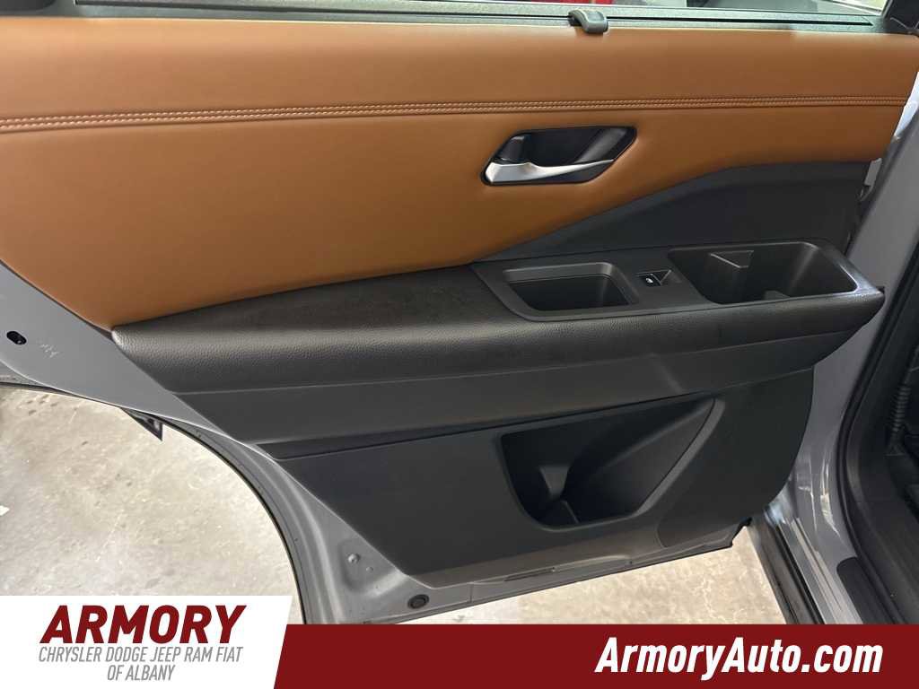 Used 2022 Nissan Pathfinder Platinum w/ Cargo Package image 26