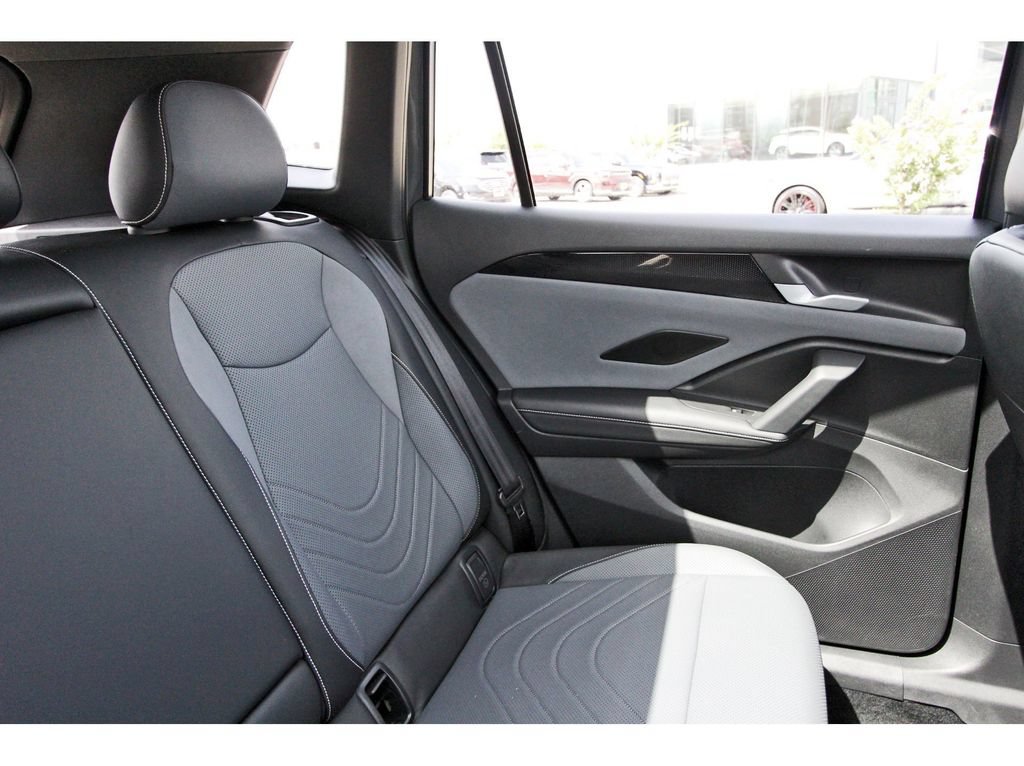 Used 2025 Volkswagen Tiguan SE R-Line AWD/4WD image 9