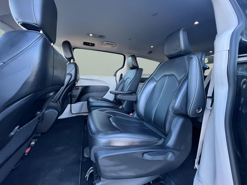 Used 2024 Chrysler Pacifica Select image 17