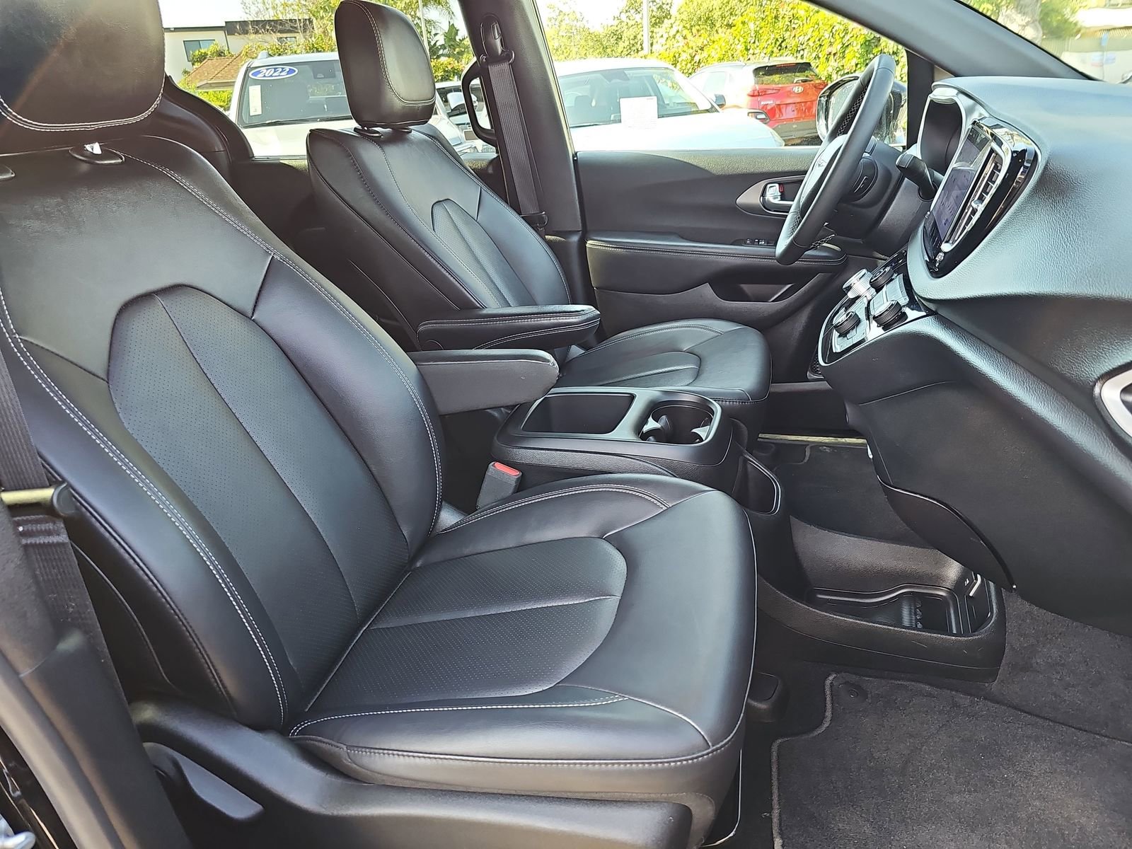 Used 2025 Chrysler Pacifica Select FWD image 10