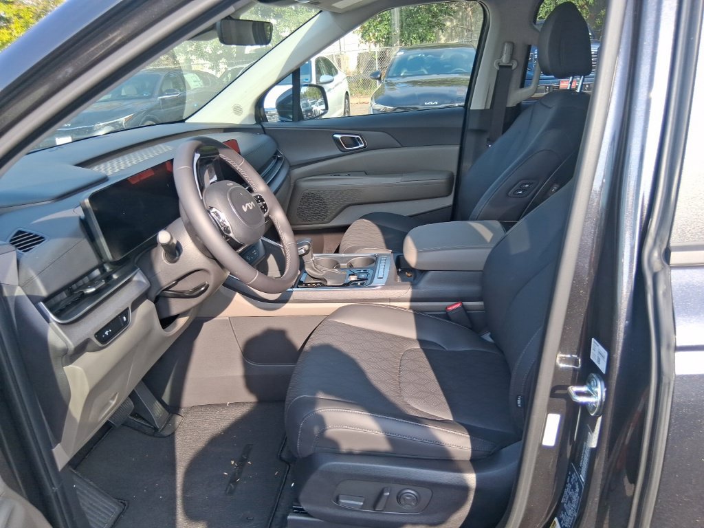Certified 2026 Kia Carnival EX FWD image 11