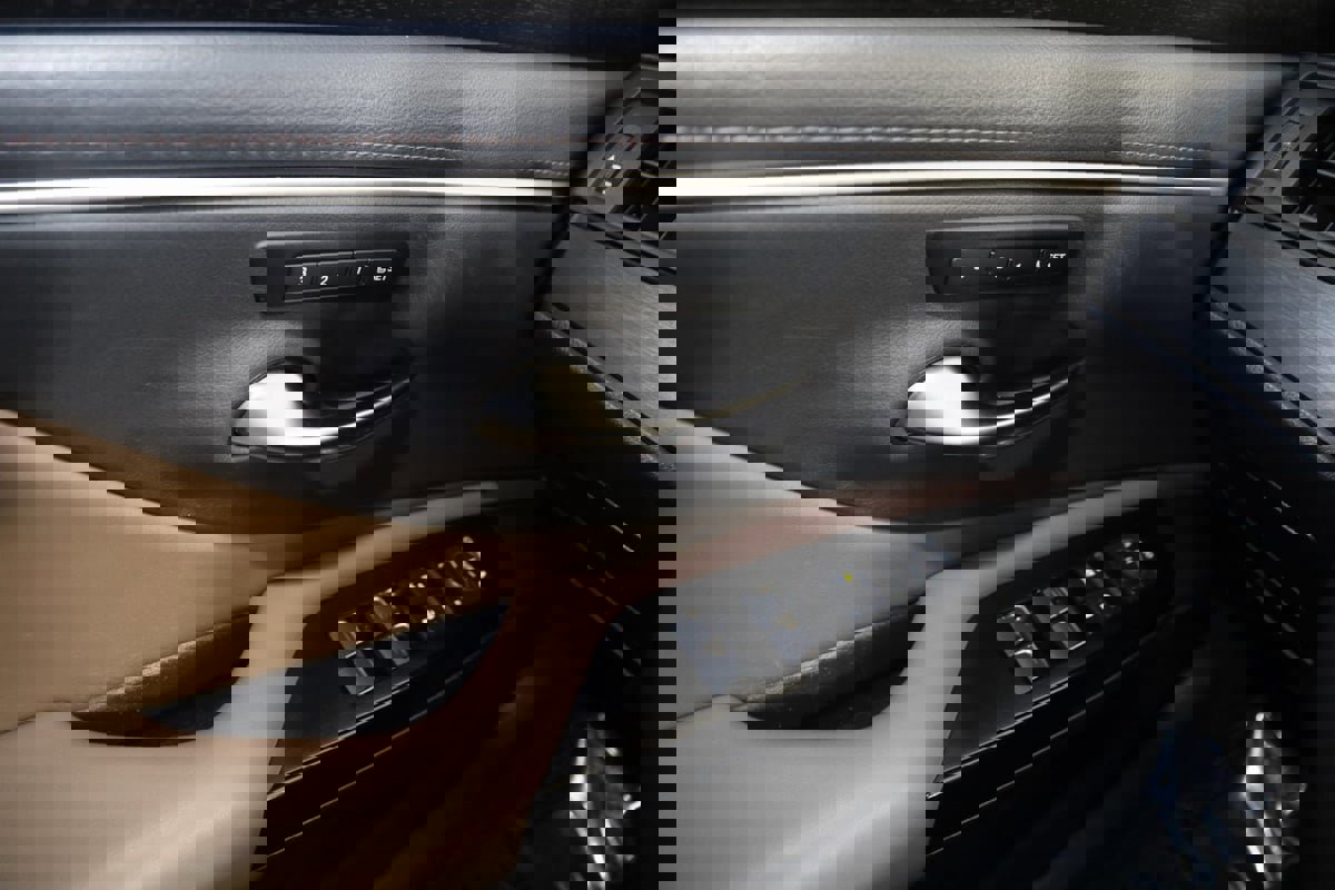 Used 2023 Lexus ES 300h w/ Premium Package image 31