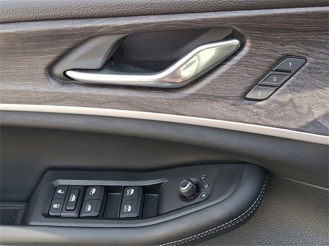 Used 2025 Jeep Grand Cherokee L Limited w/ Black Appearance Package image 10