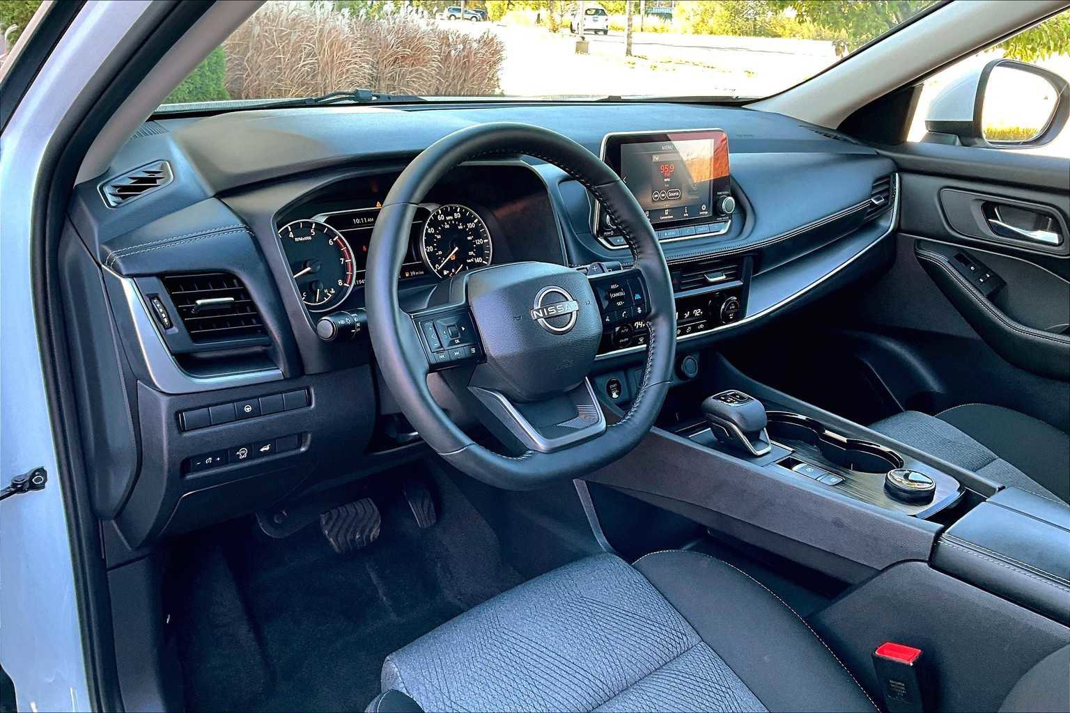 Used 2025 Nissan Rogue SV image 17