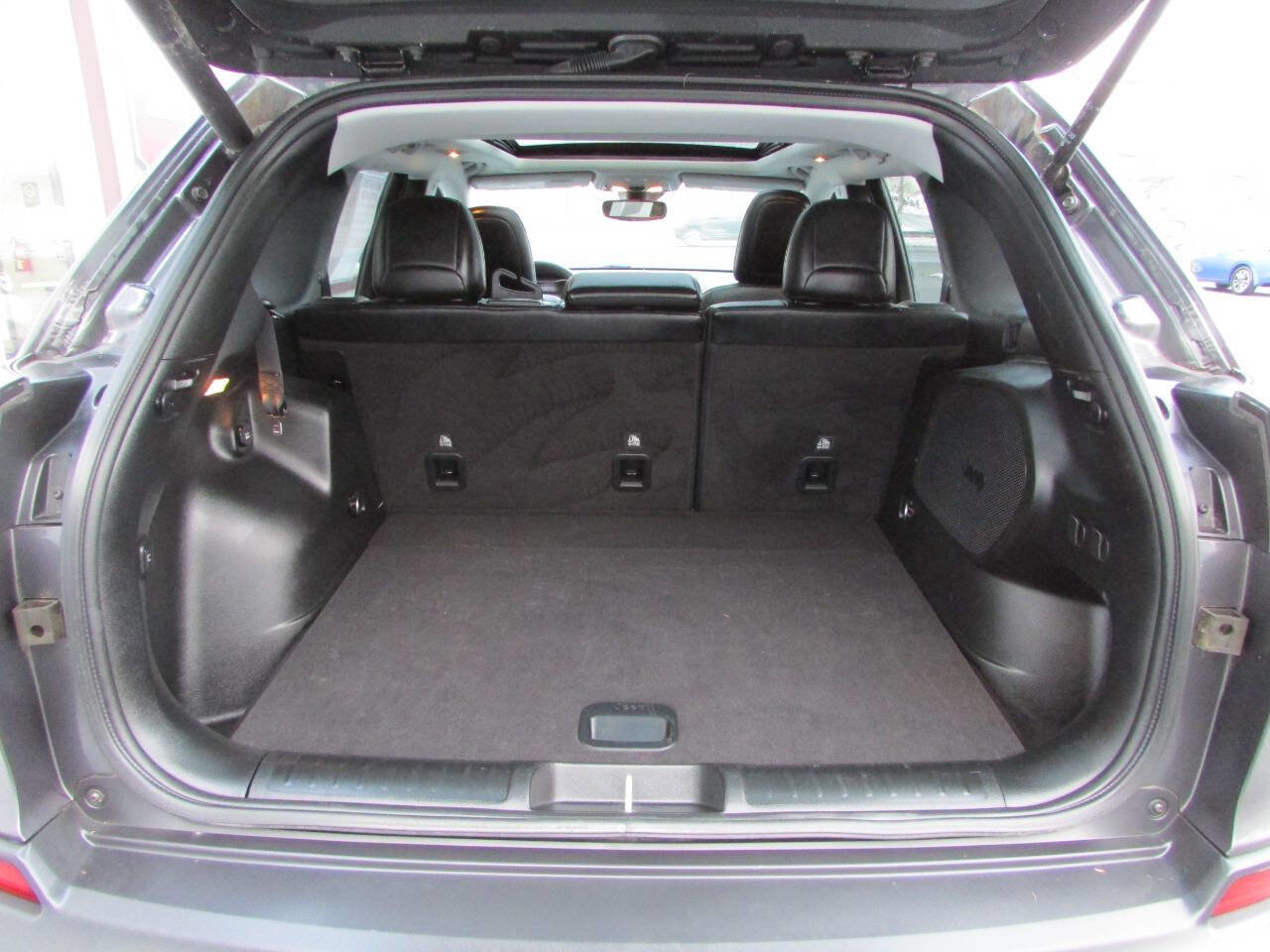 Used 2022 Jeep Cherokee Limited image 3