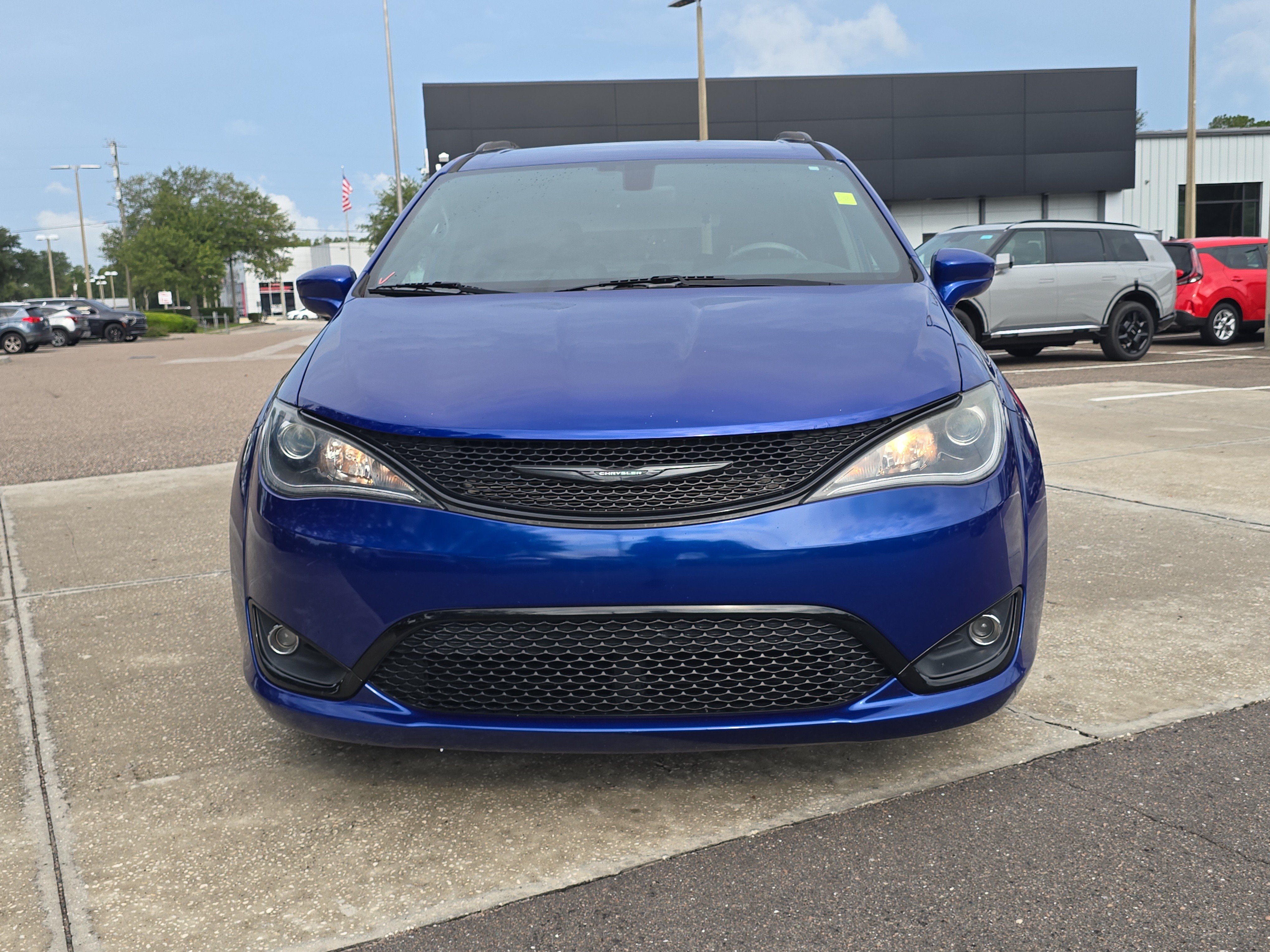 Used 2019 Chrysler Pacifica Touring-L w/ S Appearance Package FWD image 3