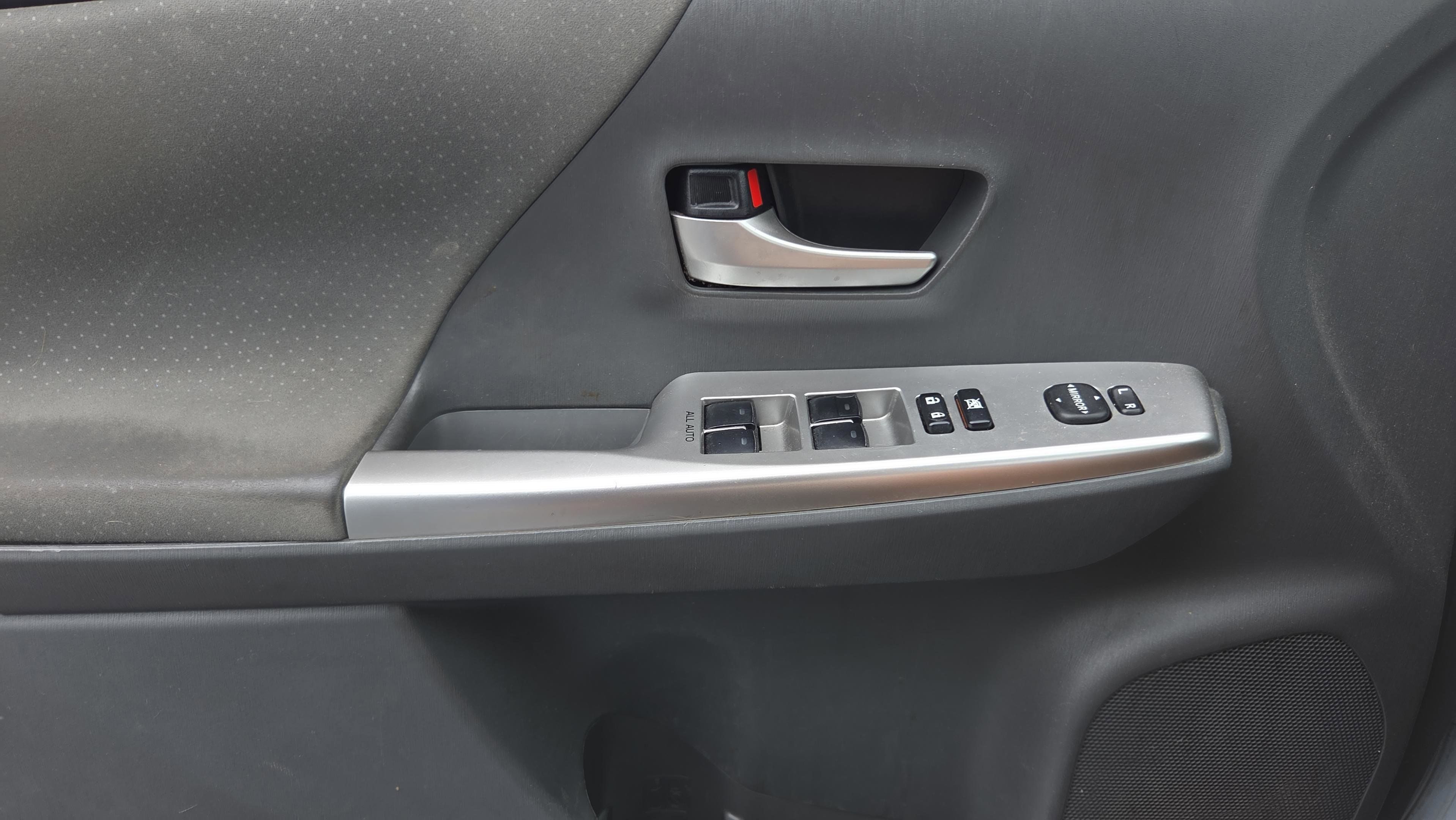 Used 2014 Toyota Prius V Three image 16