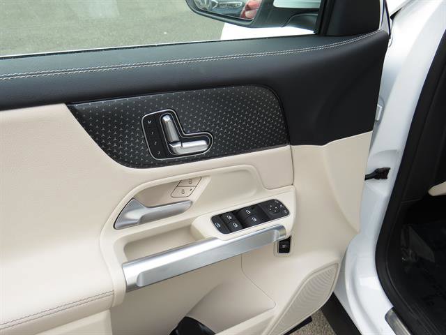 Used 2025 Mercedes-Benz GLB 250 4MATIC image 9