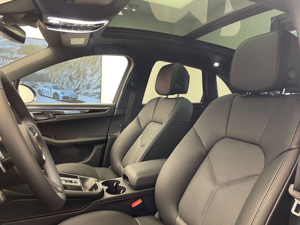 New 2026 Porsche Macan AWD/4WD image 4