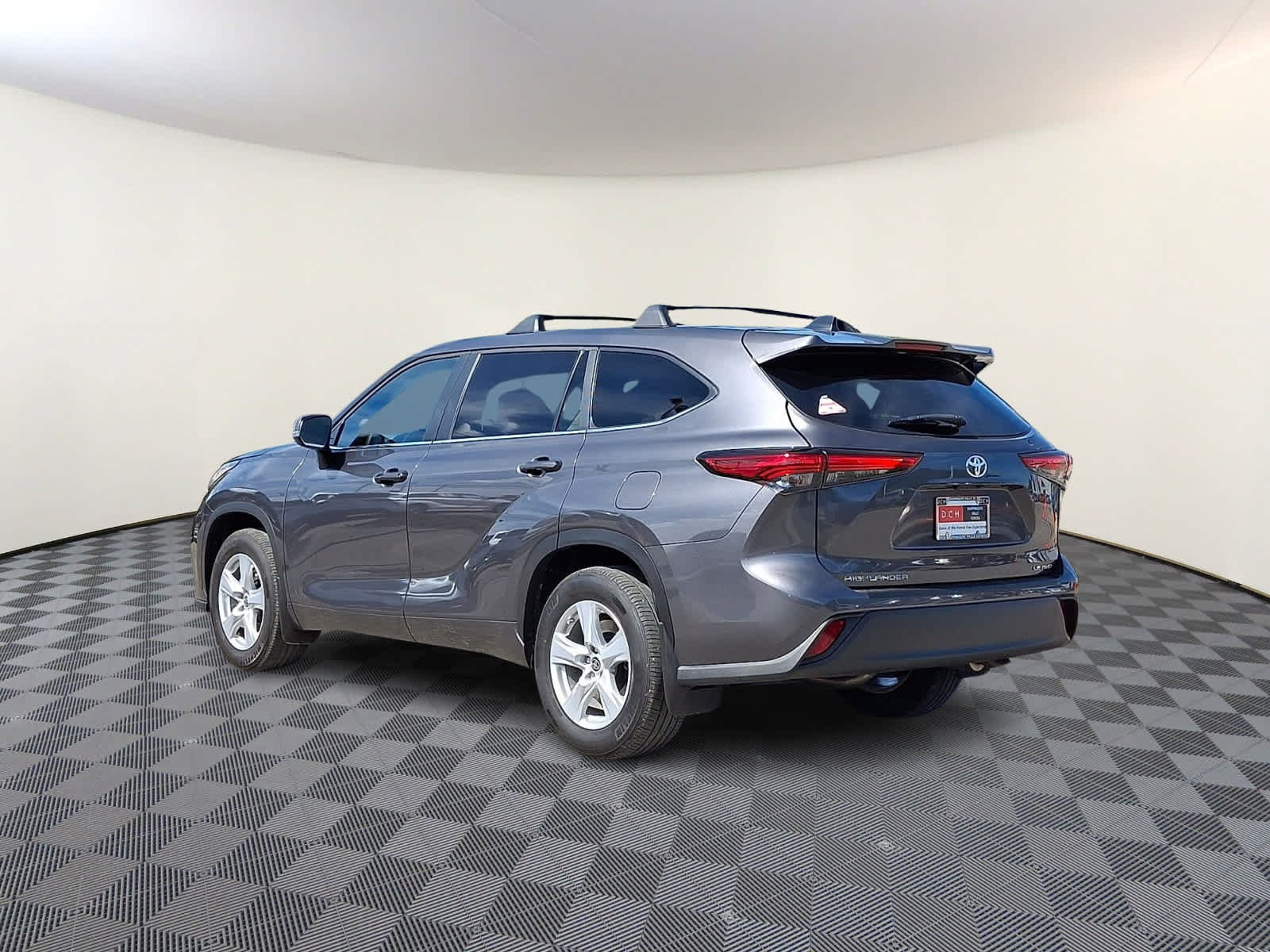 Used 2023 Toyota Highlander LE AWD/4WD image 7