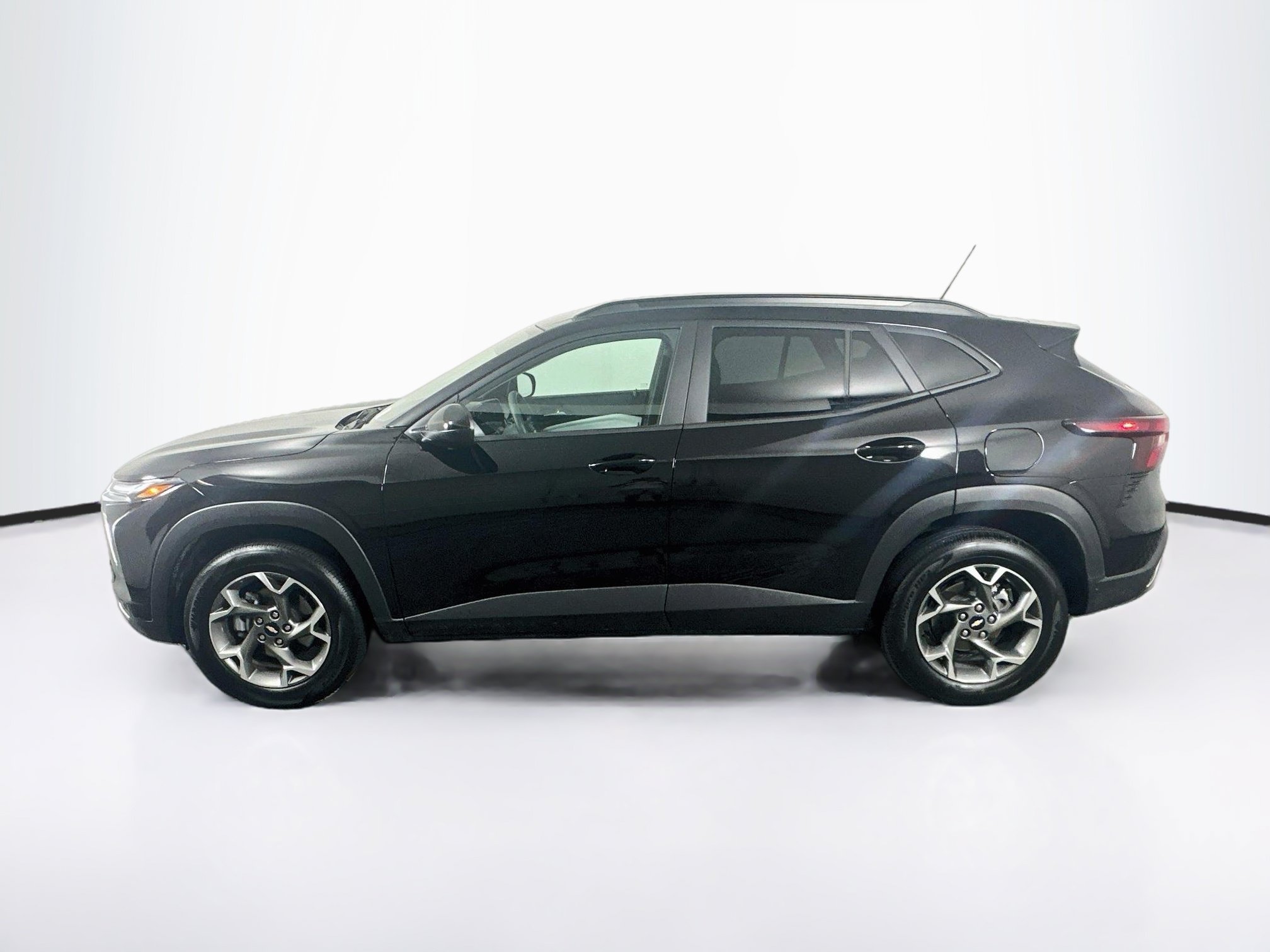 Used 2026 Chevrolet Trax LT FWD image 4