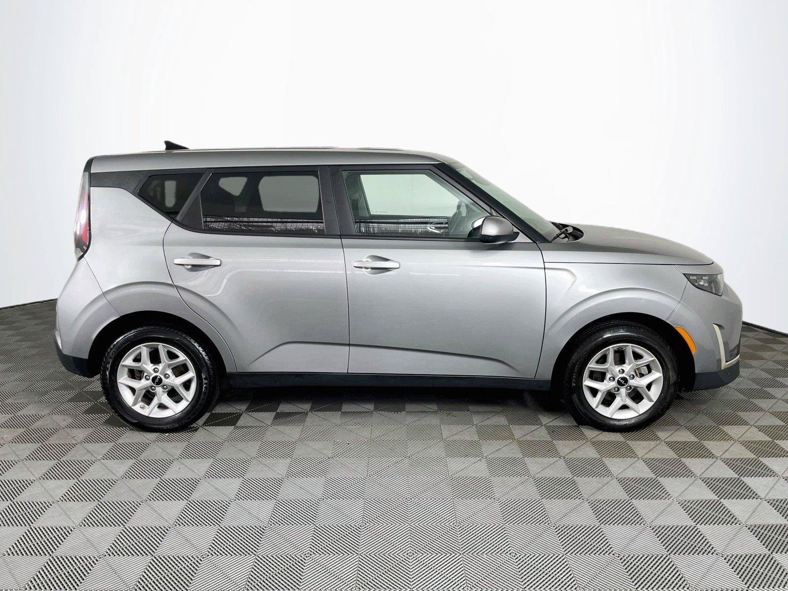 Certified 2025 Kia Soul LX w/ LX Technology Package FWD image 11