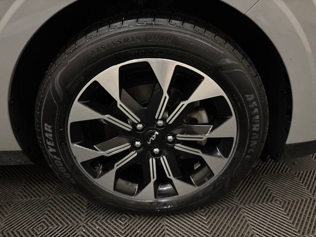 Used 2024 Kia Carnival EX FWD image 24