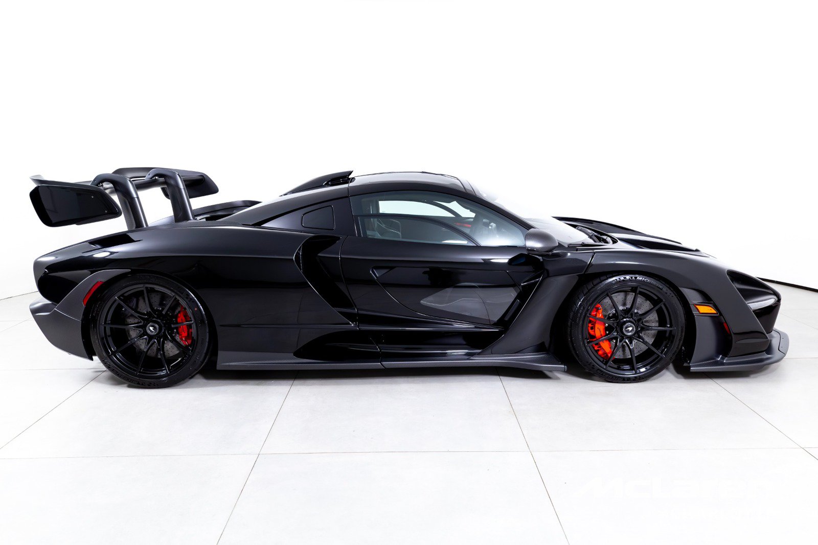 Used 2019 McLaren Senna RWD image 10