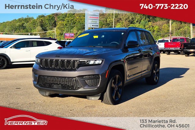 Used 2023 Jeep Grand Cherokee Altitude image 3