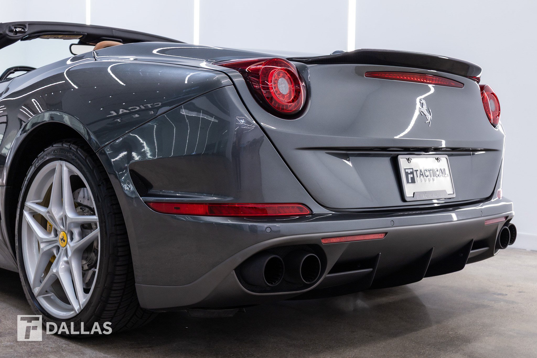 Used 2017 Ferrari California T RWD image 11