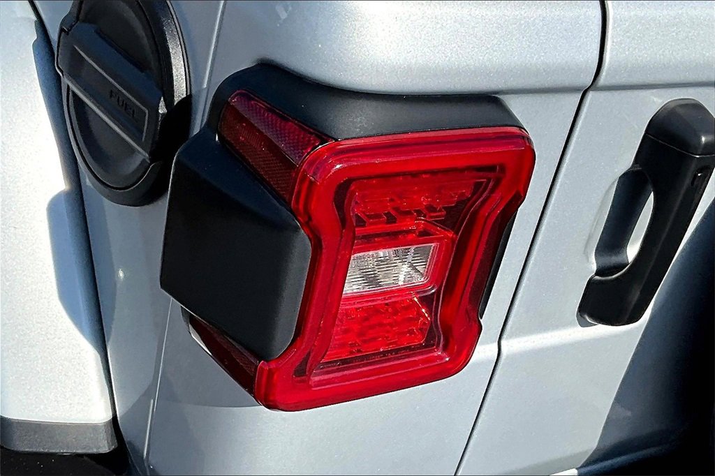 Used 2024 Jeep Wrangler Sahara image 30