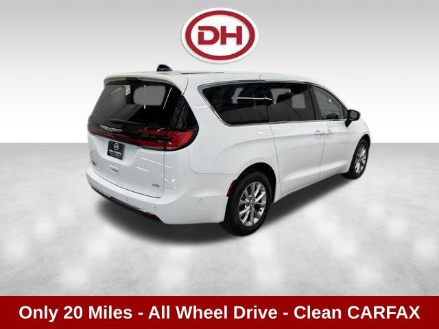 Used 2025 Chrysler Pacifica Select AWD/4WD image 12