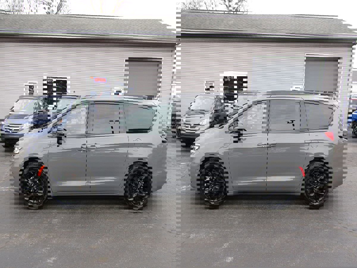 Used 2025 Chrysler Pacifica Limited image 2