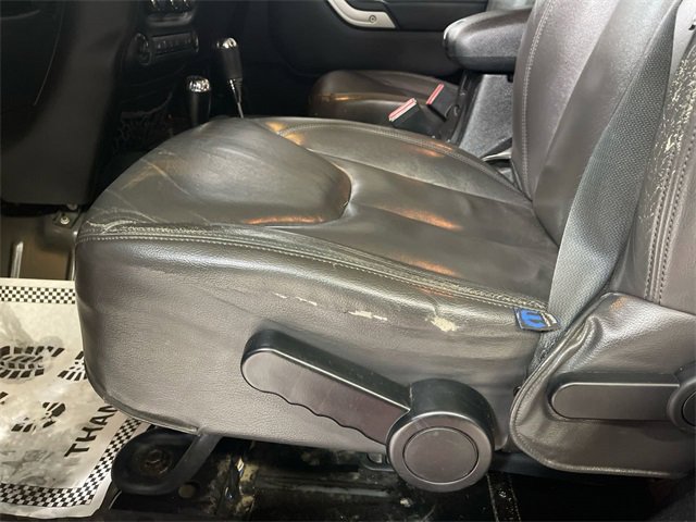 Used 2015 Jeep Wrangler Unlimited Rubicon w/ Connectivity Group image 12