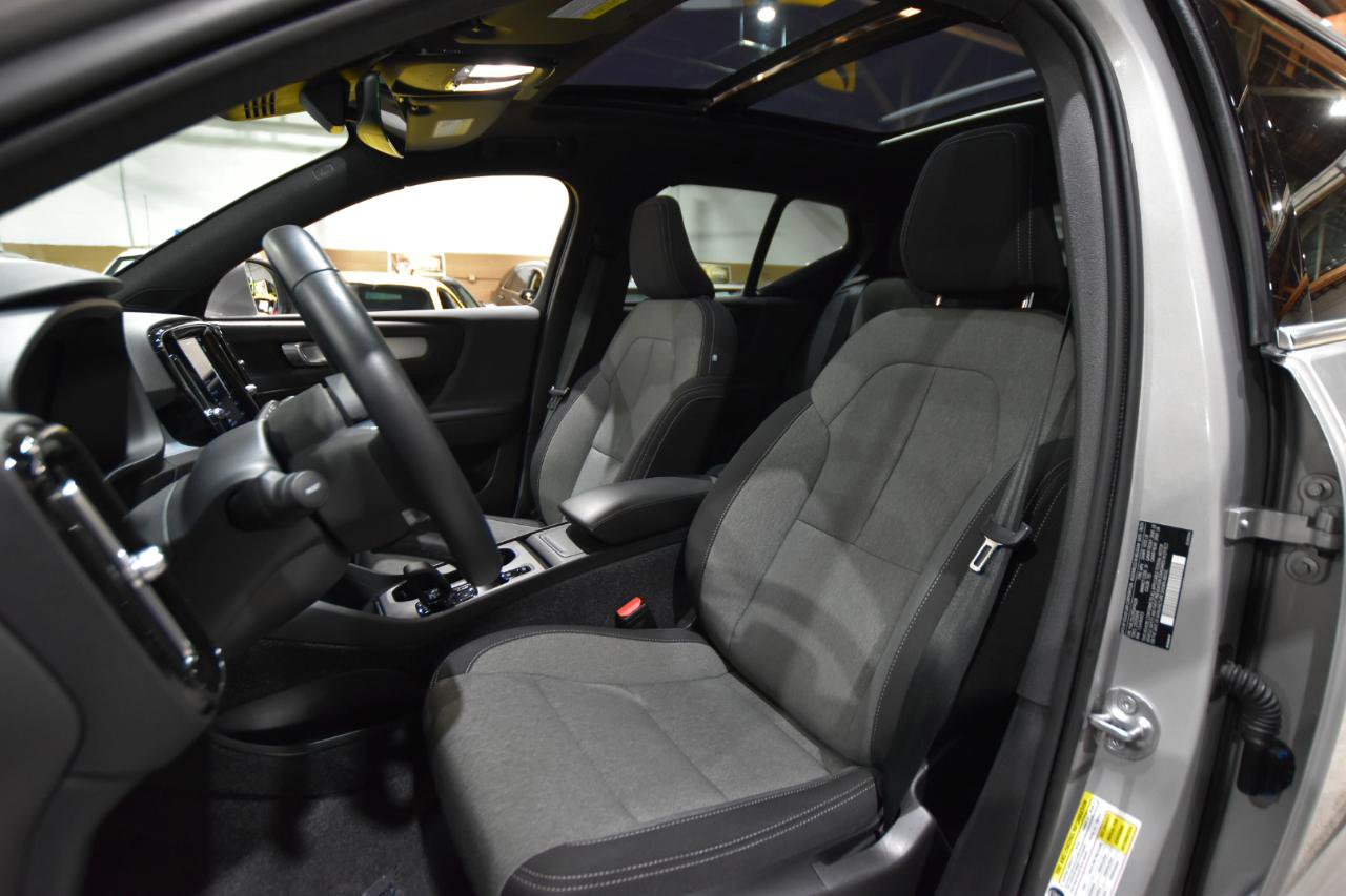 Used 2025 Volvo XC40 B5 Core image 39